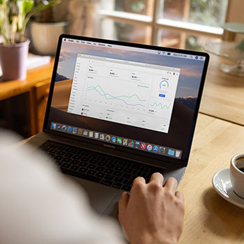 -掘金击败湖人，约基奇突破浓眉完成打三分，掘金约基奇球衣