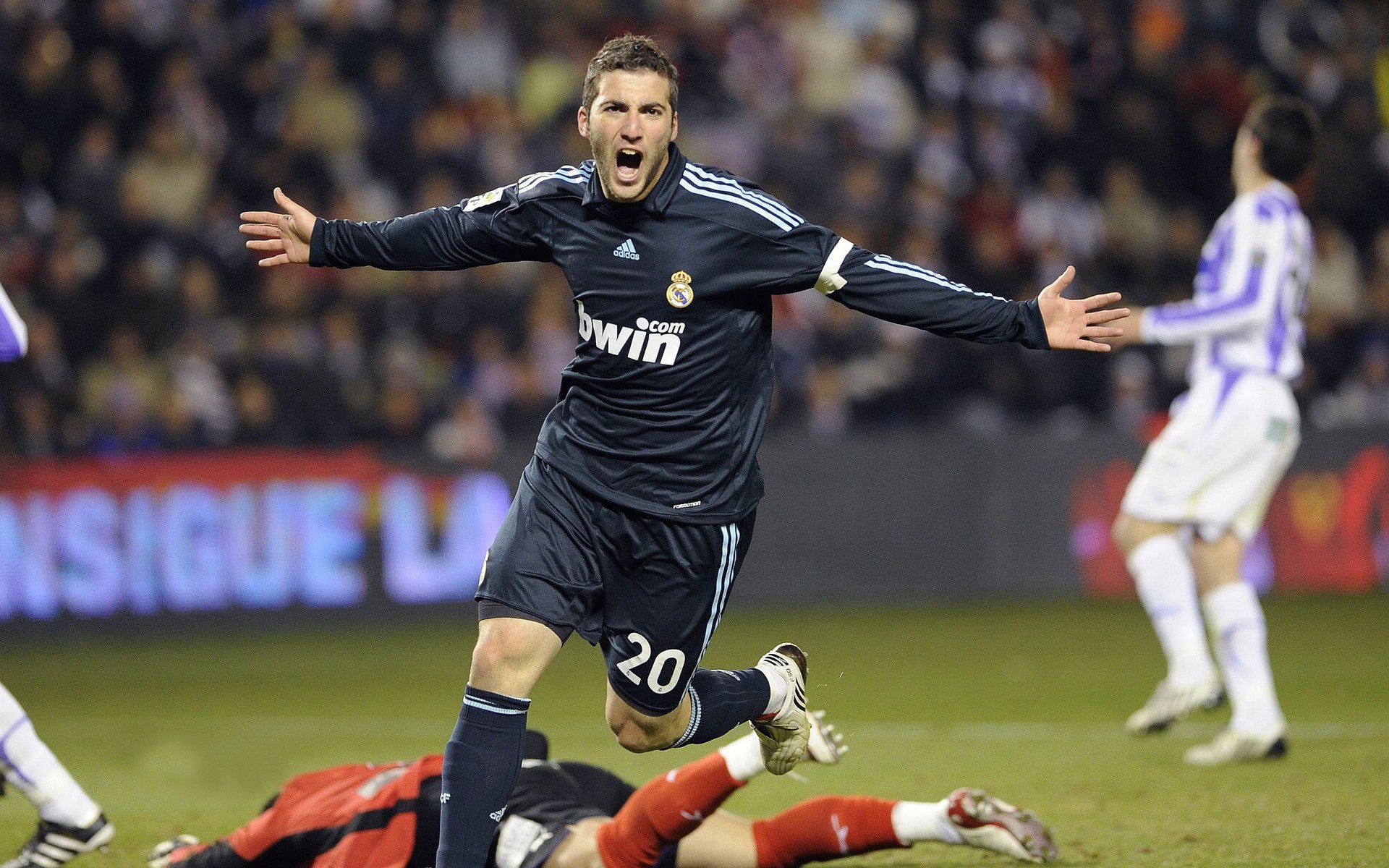 -库兹马诺维奇在巴黎奥运会手球比赛中多次扑救对方角球，库兹马球技